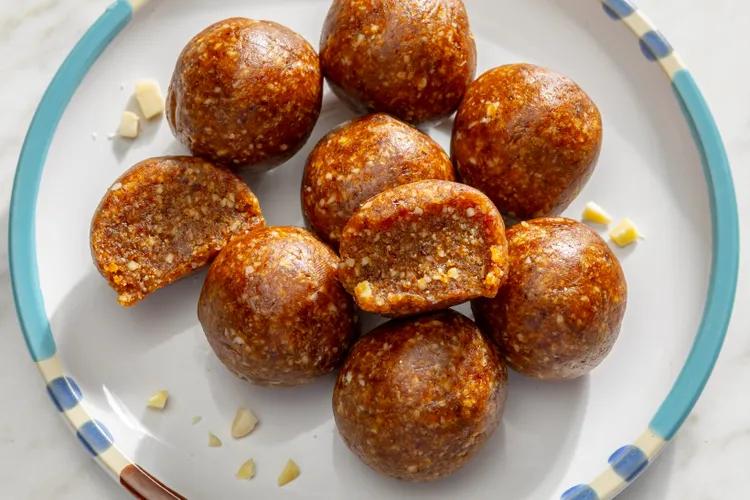 Енергийни Хапки с Фурми и бадеми